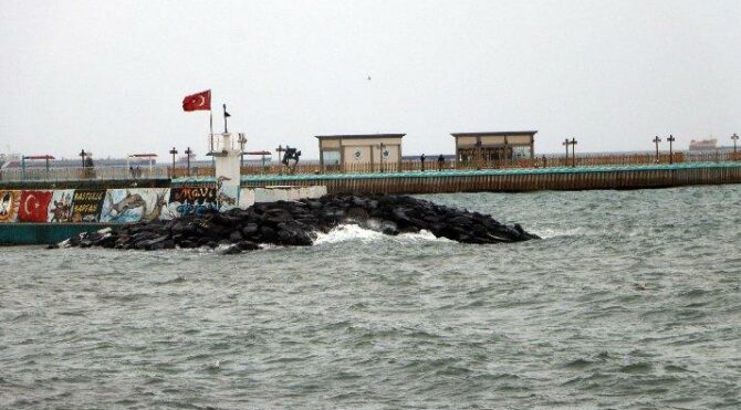 Tekirdağ’da fırtına: Eğitim uçuşları iptal edildi, feribot seferleri aksadı