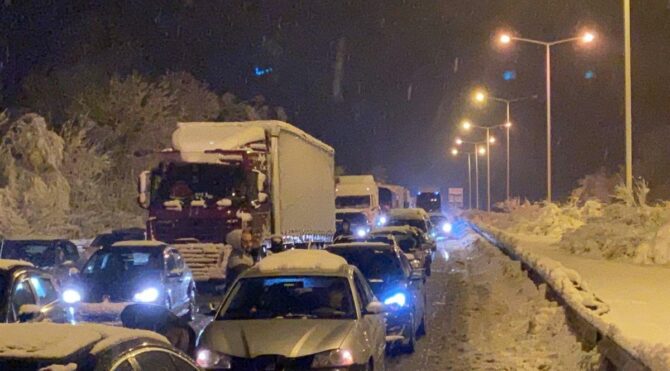 TEM otoyolunda mahsur kaldılar: “Kızılay’dan yemek ve su talep ettik”