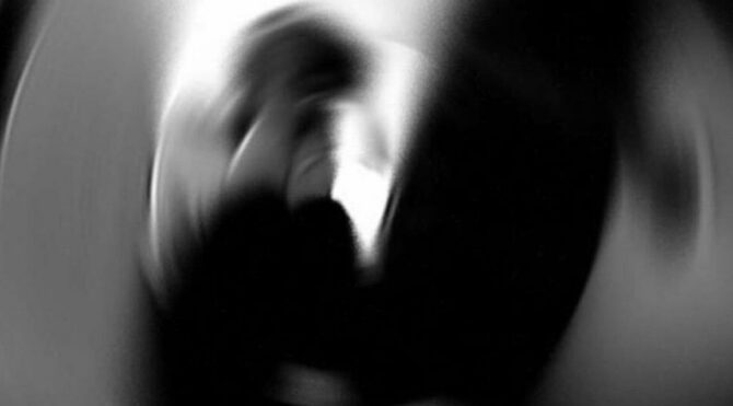 Temizliğe gelen kadına çocuğunun gözü önünde tecavüz etti