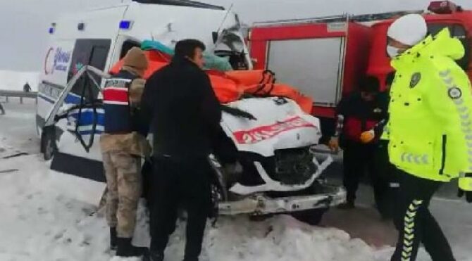 TIR ile ambulans çarpıştı; 1 ölü 1 ağır yaralı