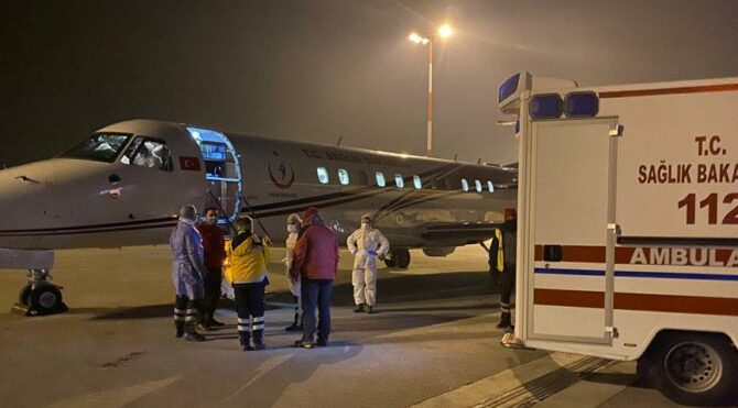 Türk corona hastası Hollanda’dan ambulans uçakla Türkiye’ye getirildi