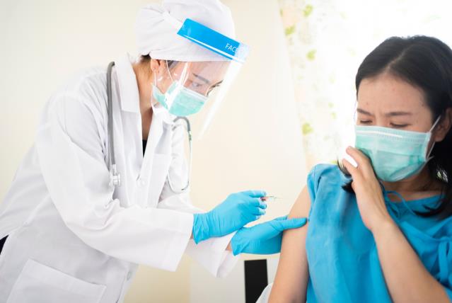 Türkiye'nin de satın aldığı CoronaVac aşısı Çin'de insanlara uygulanmaya başlandı! Yan etki görülmedi