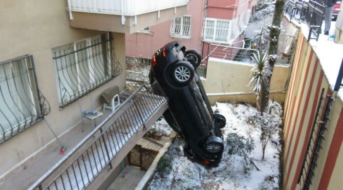 Üç metre yükseklikten apartmanın bahçesine saplandı