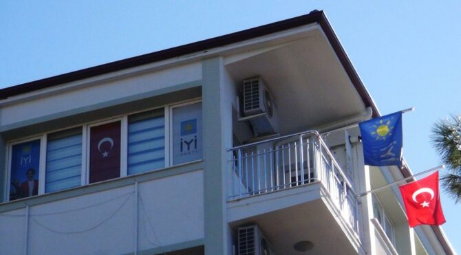 Ümit Özdağ’ın Muğla’ya gelişi öncesi İyi Parti yönetimi düştü