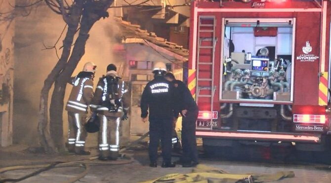 Ümraniye’de yeni yılın ilk dakikalarında yangın paniği