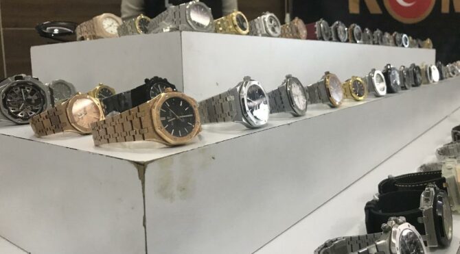 Ünlü markaları taklit etmişler… Milyonlarca liralık sahte saat yakalandı