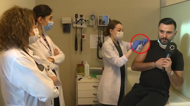 Ünlü şarkıcı Alişan, örnek olmak amacıyla canlı yayında koronavirüs aşısı yaptırdı