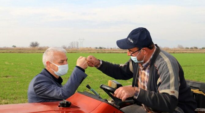 Üretim durmasın diye belediyeden icralık olan çiftçiye traktör desteği