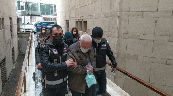 Uygunsuz fotoğrafları teşhir edip şantaj yaptılar