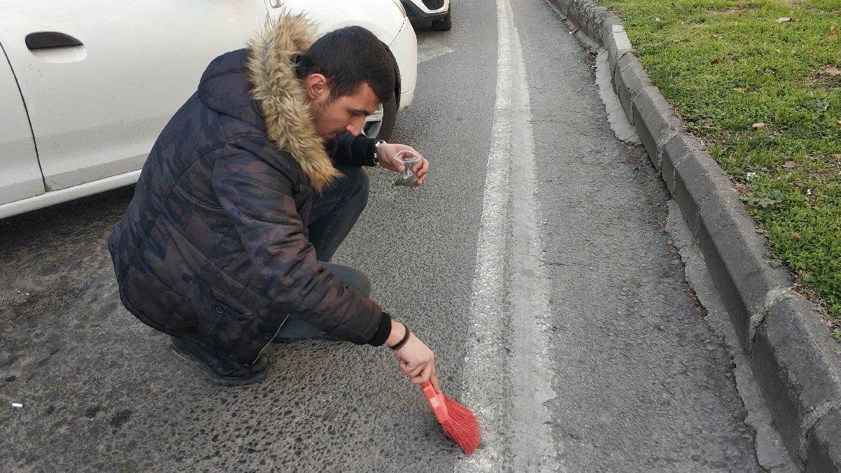 Narkotik polisi fırçayla asfalttan uyuşturucu süpürdü