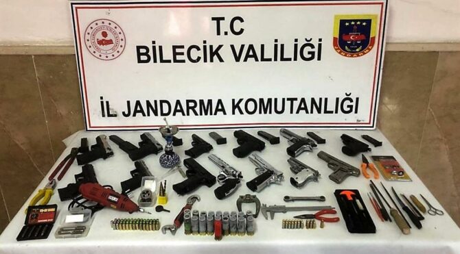 Üzerinden 3 tabanca, evinden cephanelik çıktı