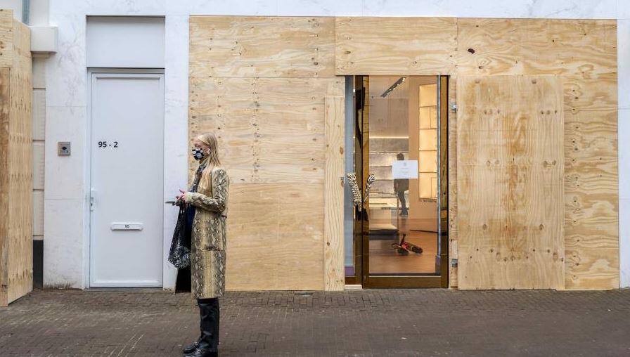 Yağmaya karşı ünlü markalar mağazalarını tahta ile kapadı