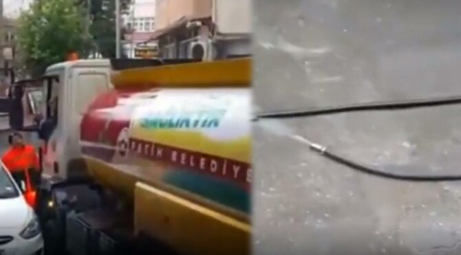 Yağmurlu havada sokağın yıkanması tepki çekti