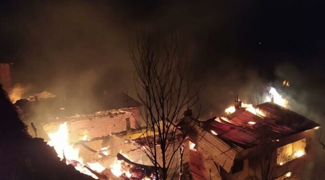 Yangın 6 evi küle çevirdi