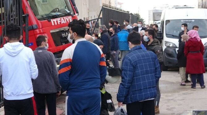 Yangını izlemek için kısıtlamayı da sosyal mesafeyi de unuttular