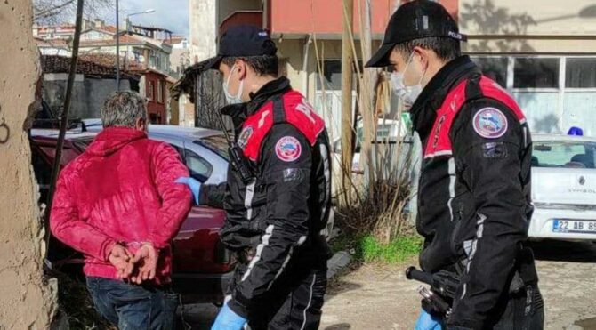 Yavru köpeklere cinsel istismar iddiasıyla gözaltına alındı