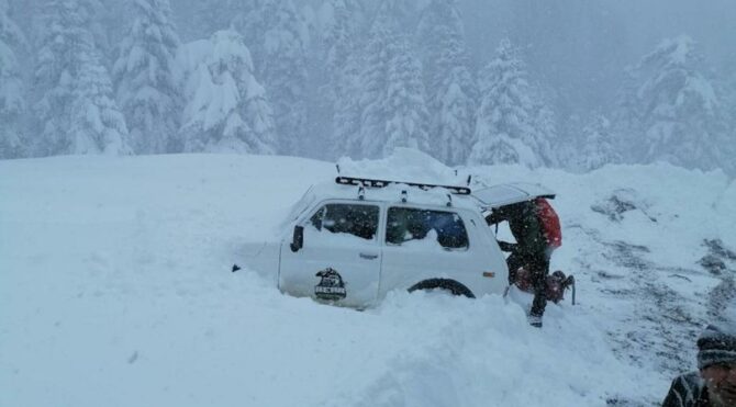 Yaylada mahsur kalan 8 kişi kurtarıldı 
