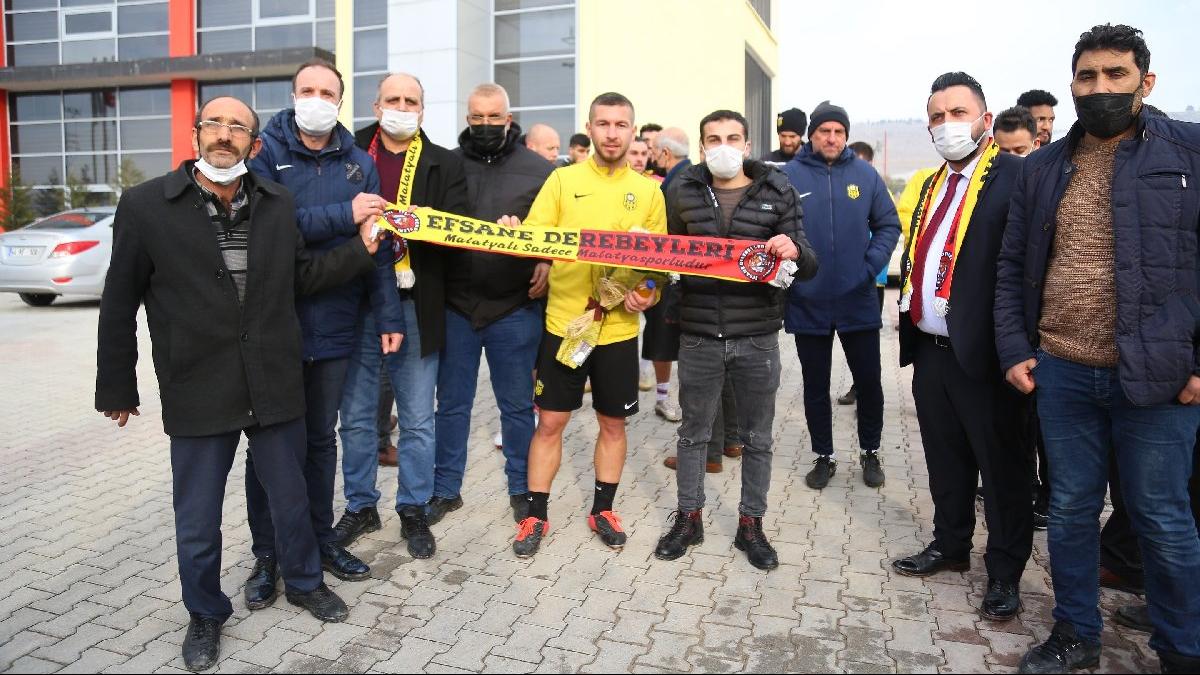 Yeni Malatyaspor taraftarından takıma destek, yönetime tepki