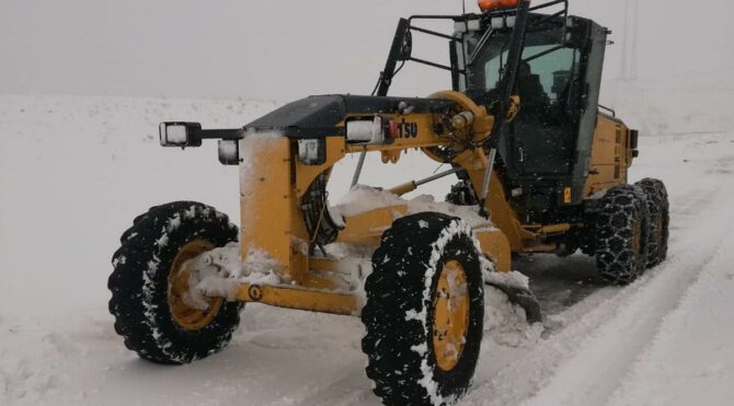 Yoğun kar 198 köy yolunu ulaşıma kapattı
