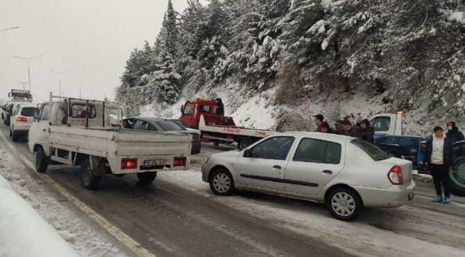 Yol kapandı yüzlerce araç mahsur kaldı