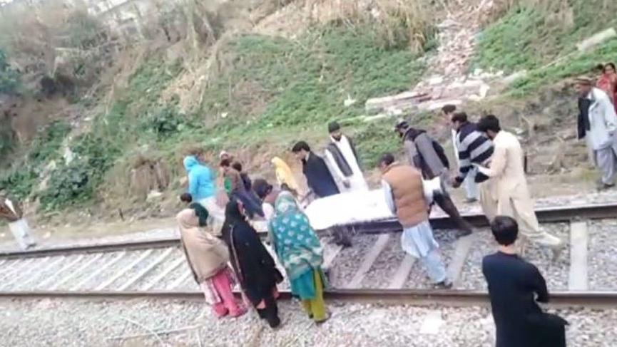 Pakistan'da TikTok videosu çekerken tren çarpan genç hayatını kaybetti