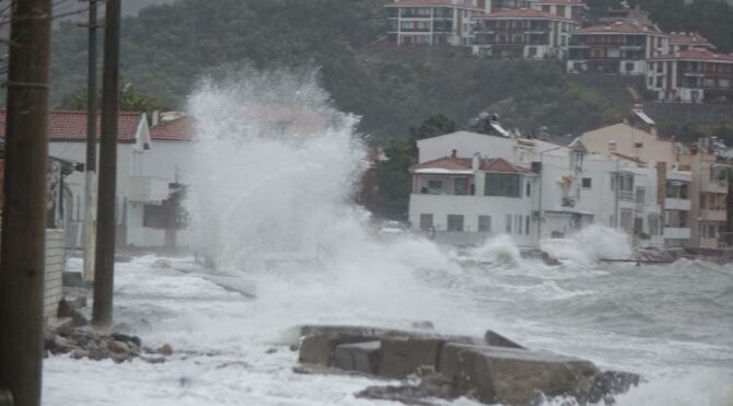 Yurdun batısını lodos vurdu! Tekneler battı, dalgalar evlere ulaştı…