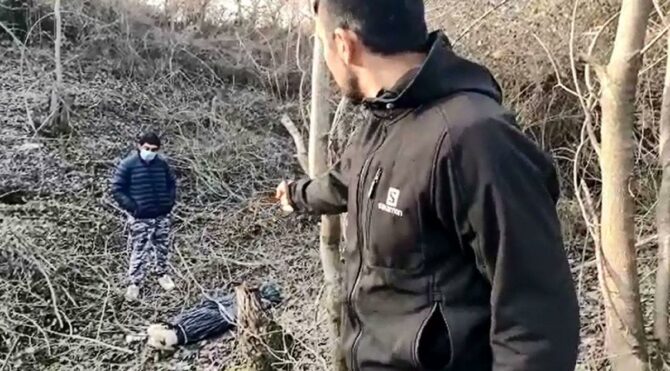 Yürekleri sızlatan insafsızlık: Köpeği poşete sarıp atmışlar