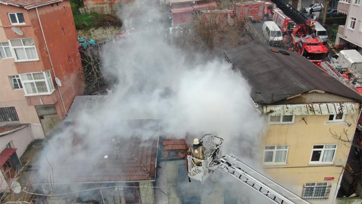İstanbul'da yangın! Alevler kilometrelerce uzaktan görüldü