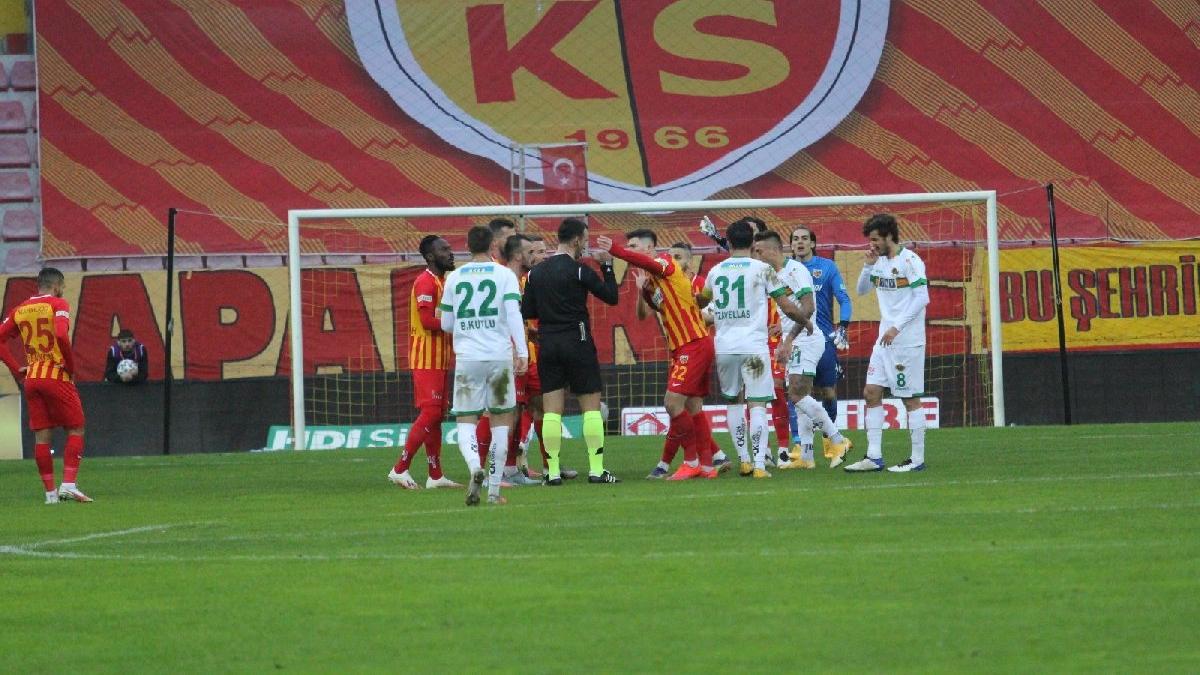 100. maçında oyundan atıldı