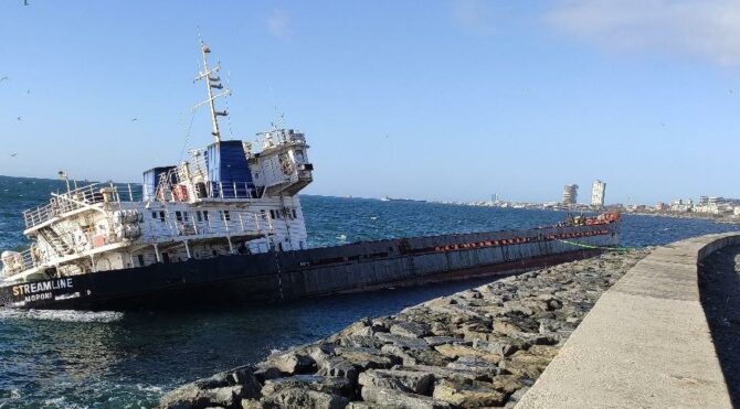 103 metrelik gemi 13 gündür kurtarılmayı bekliyor