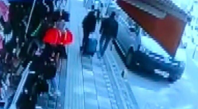 16 yaşındaki kızını sokak ortasında boğazından bıçakladı