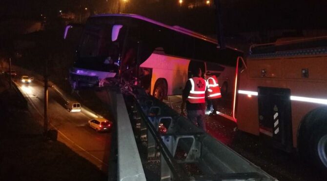 30 yolcuyla viyadükte asılı kaldı