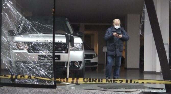 500 bin TL’lik lüks otomobili, cam vitrinden çıkartarak kaçtılar