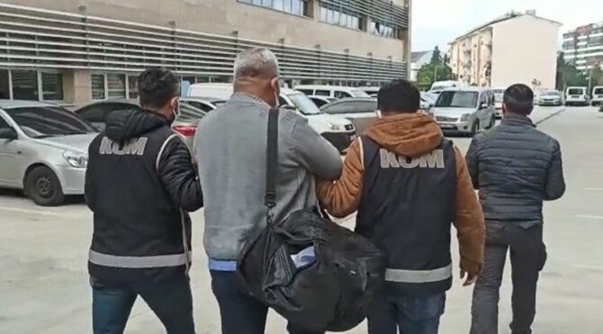 7 ayrı suçtan aranırken kimlik bilgilerini kullandığı bir kişiyi dolandırdı