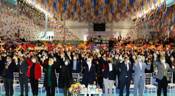 AKP kongresinde sosyal mesafe hiçe sayıldı