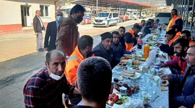 AKP’li başkan kuralları hiçe saydı, mangal partisi düzenledi