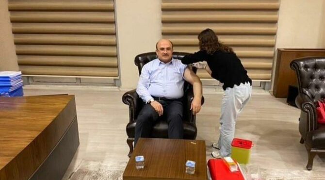 AKP’li başkan makamında, vali hastanede aşı oldu