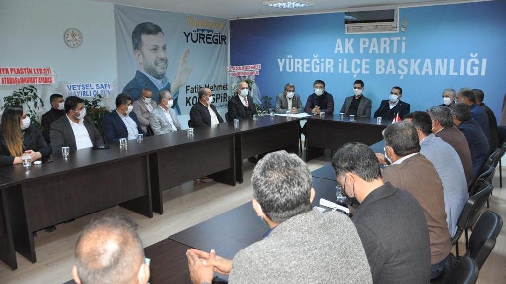 AKP toplantısında 'sosyal mesafe' unutuldu