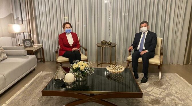 Akşener, Davutoğlu’nu evinde ziyaret etti