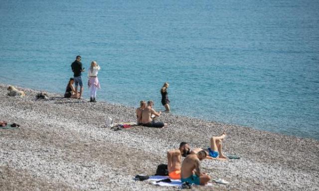 Antalya sahilleri kısıtlamadan muaf olan turistlerle doldu taştı