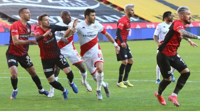 Antalyaspor bir puana abone… Kalecilerin akşamı