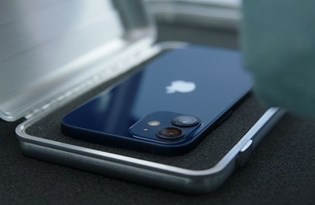 Apple'dan ilginç uyarı: Yeni iPhone'ları 15 santimetreden fazla yaklaştırmayın