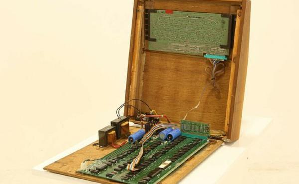 Apple'ın ilk bilgisayarı 10 milyon 658 TL'ye satışa çıkarıldı