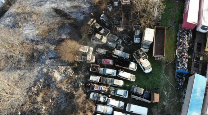 Arazide yakılan ateş 30’a yakın aracı kül etti