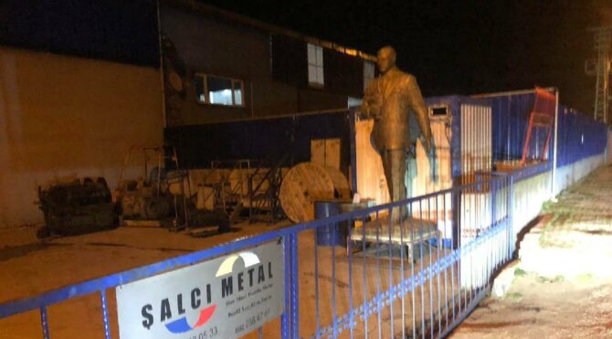 Atatürk heykelini hurda diye sattılar