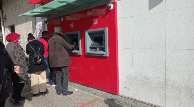 ATM’ye tükürülmesi vatandaşın tepkisini çekti