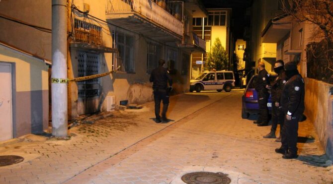 Ayrıldığı erkek arkadaşının ailesinin evini yakmaya çalıştı