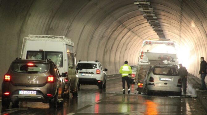 Baba kız yanan otomobilde ölümden döndü