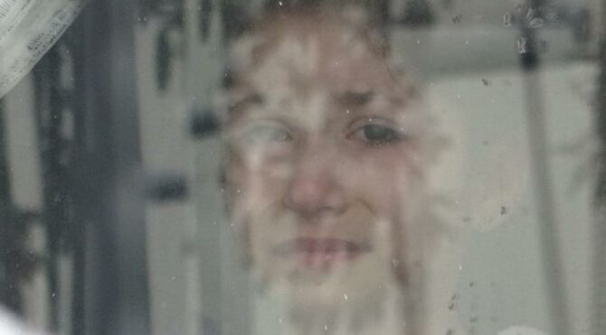 Babası evinin kapısında öldürüldü, polislerin incelemesini gözyaşı içinde izledi