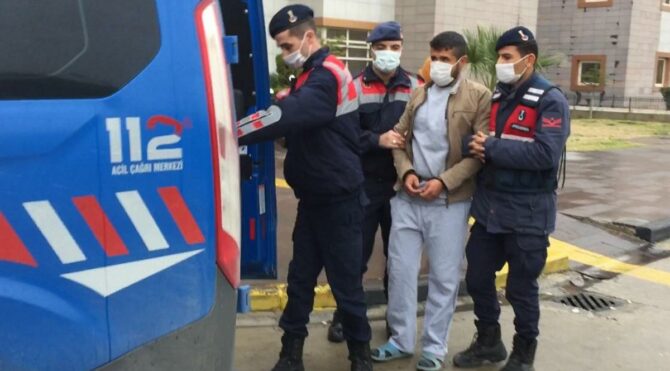 Babası ve babaannesini öldürdü